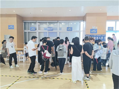 暖光護(hù)航志愿路 青春力行助遠(yuǎn)航——合肥一中瑤海校區(qū)高一(65)班學(xué)生化身志愿使者服務(wù)高招盛會(huì)